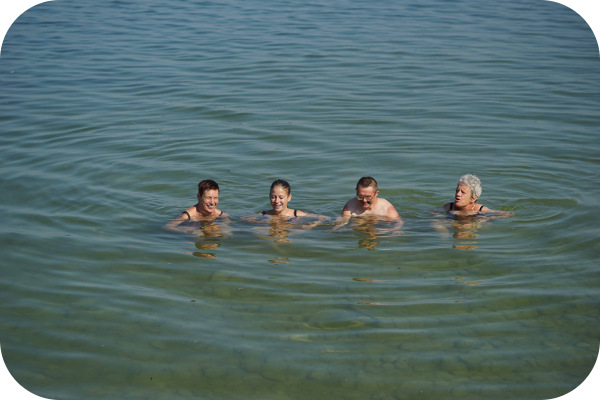 4 Personen beim Schwimmen